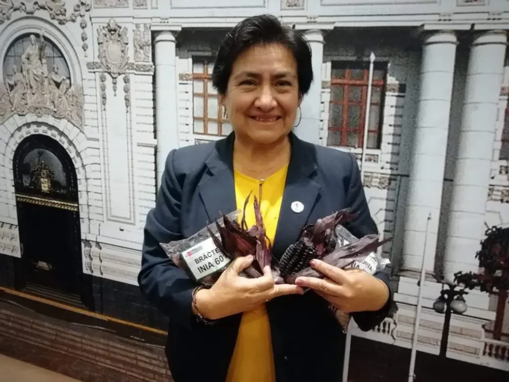 EX Becaria Alicia Medina Hoyos recibe Premio a la Investigación